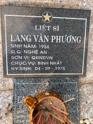 Ảnh bia mộ của liệt sĩ Lang Văn Phương