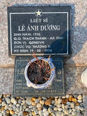 Ảnh bia mộ của liệt sĩ Lê Ánh Dương