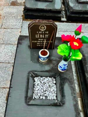 Ảnh bia mộ của liệt sĩ Lê Bá Tư