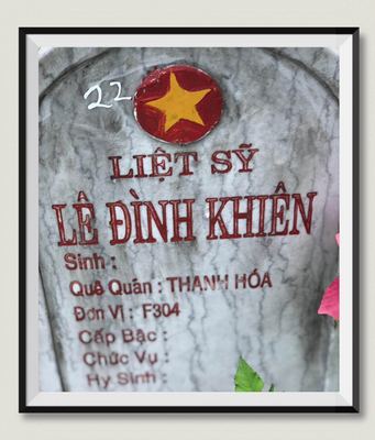 Ảnh bia mộ của liệt sĩ Lê Đình Khiển