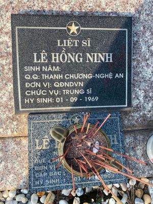 Ảnh bia mộ của liệt sĩ Lê Hồng Ninh