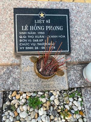 Ảnh bia mộ của liệt sĩ Lê Hồng Phong
