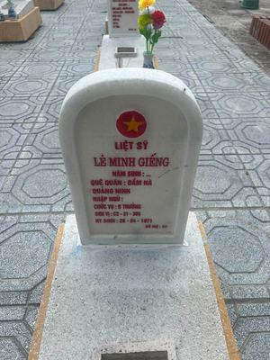Bia mộ tại Nghĩa trang liệt sĩ Huyện Cam Lộ - tỉnh Quảng Trị · ảnh: Nguyen Hoa — liệt sĩ LÊ MINH GIẾNG