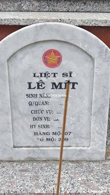 Bia mộ tại Nghĩa trang xã Bình Trị - Huyện Đại Lộc - Quảng Nam · ảnh: Be You — liệt sĩ Lê Mít