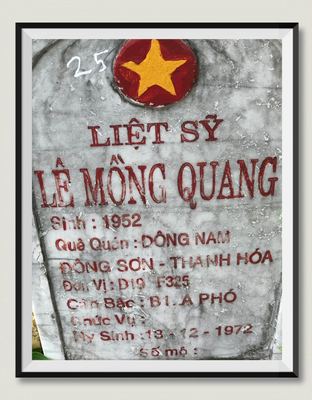 Bia mộ tại Nghĩa trang liệt sĩ Huyện Triệu Phong - tỉnh Quảng Trị · ảnh: Hùng Thế — liệt sĩ Lê Mồng Quang