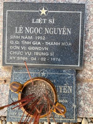Ảnh bia mộ của liệt sĩ Lê Ngọc Nguyên