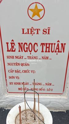 Ảnh bia mộ của liệt sĩ Lê Ngọc Thuận