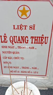 Ảnh bia mộ của liệt sĩ Lê Quang Thiệu
