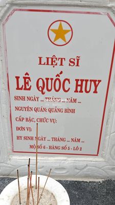 Bia mộ tại Xã Quế Long - Huyện Núi Thành - Quảng Nam · ảnh: Be You — liệt sĩ Lê Quốc Huy