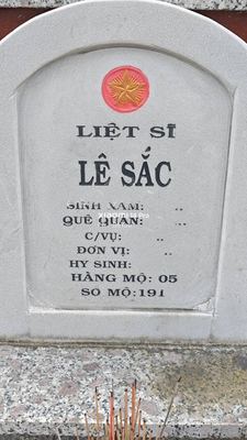 Ảnh bia mộ của liệt sĩ Lê Sắc