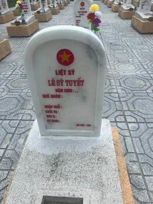 Bia mộ tại Nghĩa trang liệt sĩ Huyện Cam Lộ - tỉnh Quảng Trị · ảnh: Nguyen Hoa — liệt sĩ LÊ SỸ TUYẾT