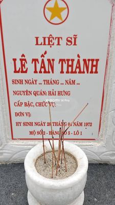Ảnh bia mộ của liệt sĩ Lê Tấn Thành