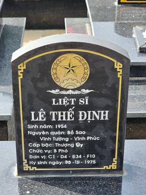 Ảnh bia mộ của liệt sĩ Lê Thế Định