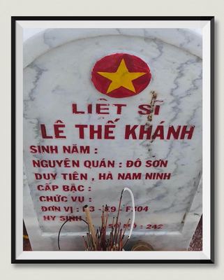 Ảnh bia mộ của liệt sĩ Lê Thế Khánh