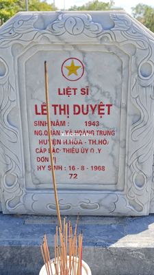 Bia mộ tại Nghĩa trang liệt sĩ Thành phố Tam Kỳ - tỉnh Quảng Nam · ảnh: Be You — liệt sĩ Lê Thị Duyệt