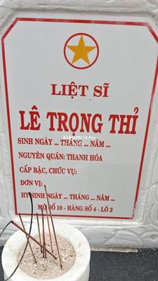 Ảnh bia mộ của liệt sĩ Lê Trọng Thỉ
