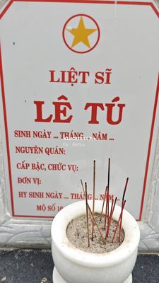 Bia mộ tại Xã Quế Long - Huyện Núi Thành - Quảng Nam · ảnh: Be You — liệt sĩ Lê Tú