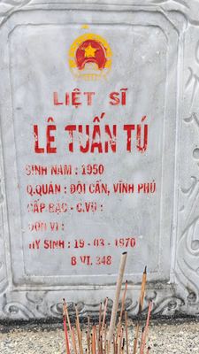 Ảnh bia mộ của liệt sĩ Lê Tuấn Tú
