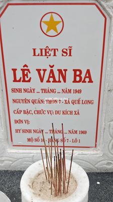Ảnh bia mộ của liệt sĩ Lê Văn Ba