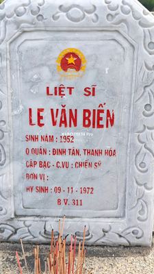 Ảnh bia mộ của liệt sĩ Lê Văn Biến