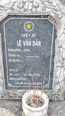 Ảnh bia mộ của liệt sĩ Lê Văn Dân