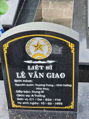Ảnh bia mộ của liệt sĩ Lê Văn Giao