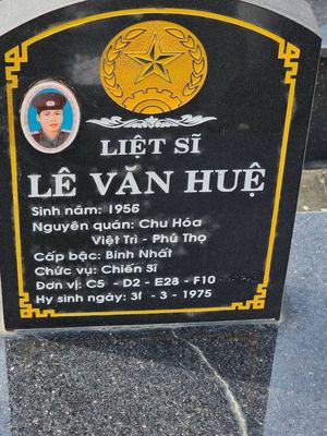 Ảnh bia mộ của liệt sĩ Lê Văn Huệ