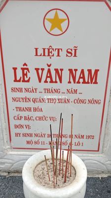 Ảnh bia mộ của liệt sĩ Lê Văn Nam