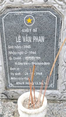 Bia mộ tại Quế Thọ - Huyện Núi Thành - Quảng Nam · ảnh: Be You — liệt sĩ LÊ VĂN PHAN