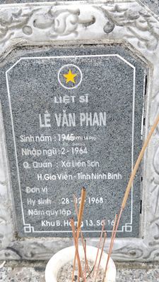 Bia mộ tại Quế Thọ - Huyện Núi Thành - Quảng Nam · ảnh: Be You — liệt sĩ LÊ VĂN PHAN