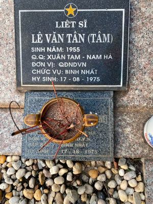 Ảnh bia mộ của liệt sĩ Lê Văn Tân (Tâm)