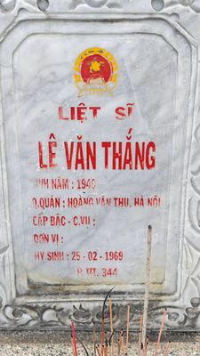 Ảnh bia mộ của liệt sĩ Lê Văn Thắng