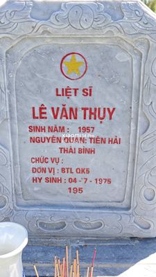 Ảnh bia mộ của liệt sĩ Lê Văn Thuỵ