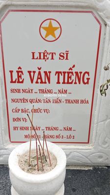 Ảnh bia mộ của liệt sĩ Lê Văn Tiếng