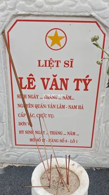 Ảnh bia mộ của liệt sĩ Lê Văn Tý