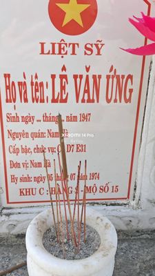 Ảnh bia mộ của liệt sĩ Lê Văn úng