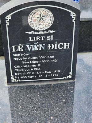 Ảnh bia mộ của liệt sĩ Lê Viết Đích