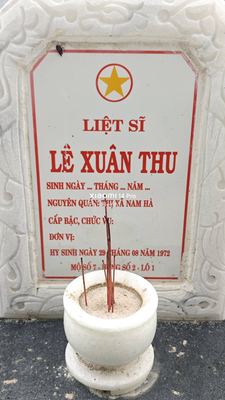 Ảnh bia mộ của liệt sĩ Lê Xuân Thu