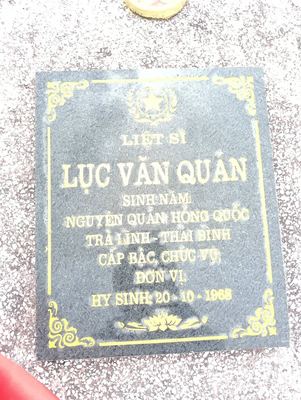 Ảnh bia mộ của liệt sĩ Lục Văn Quán