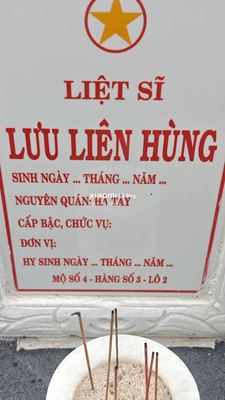 Ảnh bia mộ của liệt sĩ Lưu Liên Hùng