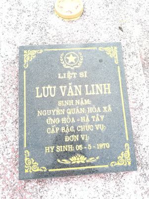 Ảnh bia mộ của liệt sĩ Lưu Văn Linh