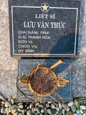 Bia mộ tại Nghĩa trang liệt sĩ Huyện Bến Cát - tỉnh Bình Dương · ảnh: Lê Phượng — liệt sĩ LƯU VĂN THỰC