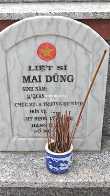 Ảnh bia mộ của liệt sĩ MAI DŨNG