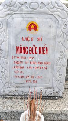 Ảnh bia mộ của liệt sĩ Mộng Đức Biển