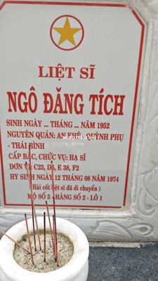 Bia mộ tại Xã Quế Long - Huyện Núi Thành - Quảng Nam · ảnh: Be You — liệt sĩ NGÔ ĐĂNG TÍCH