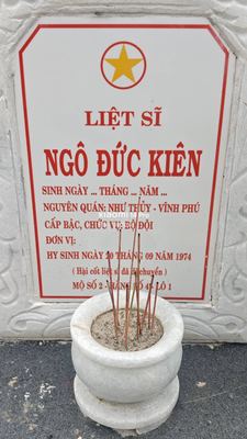 Ảnh bia mộ của liệt sĩ Ngô Đức Kiên