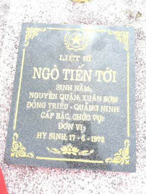 Bia mộ tại xã Hiền ninh - Xã Hiền Ninh - Huyện Quảng Ninh - Quảng Bình · ảnh: FB Nguyễn Hoàng Dương — liệt sĩ Ngô Tiến Tới