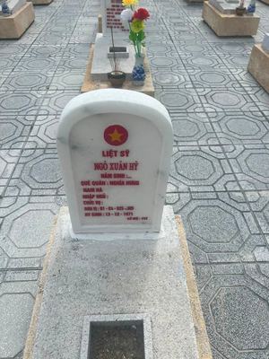 Bia mộ tại Nghĩa trang liệt sĩ Huyện Cam Lộ - tỉnh Quảng Trị · ảnh: Nguyen Hoa — liệt sĩ NGÔ XUÂN HỶ
