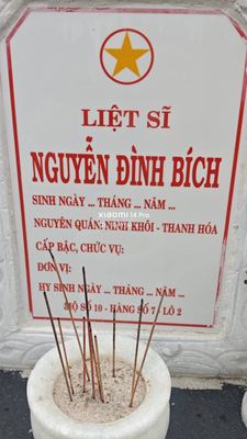 Ảnh bia mộ của liệt sĩ Nguyễn Đình Bích