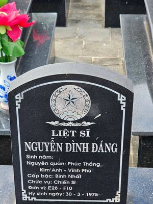 Ảnh bia mộ của liệt sĩ Nguyễn Đình Đáng